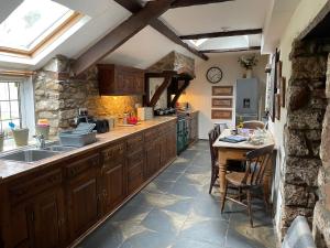 Kuchyň nebo kuchyňský kout v ubytování Fiddlers Green Cottage Tenby