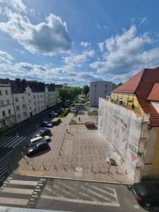 a street with cars parked in a parking lot at Teatralna Nowoczesny Apartament Centrum Bolesławca in Bolesławiec