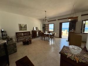a living room with a table and a dining room at Sea View in Kámpos