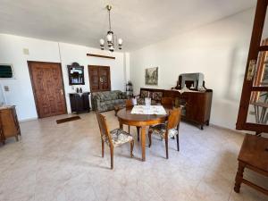 a living room with a wooden table and chairs at Sea View in Kámpos
