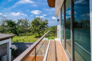Μπαλκόνι ή βεράντα στο Teak 5 Bedroom Luxurious Pool Villa Bangtao Beach