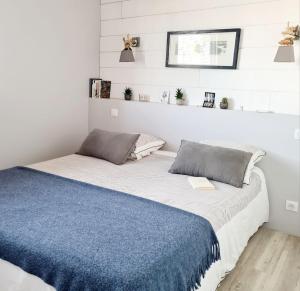 En eller flere senge i et værelse på Splendide appartement face à la mer, parking, wifi