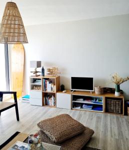 Et tv og/eller underholdning på Splendide appartement face à la mer, parking, wifi