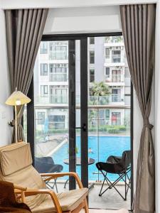 a living room with a view of a pool at Domi Homestay Nera Garden Huế in Thôn Văn Dương