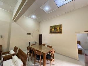 a dining room with a table and chairs at D'Dalem Kadipaten Homestay in Yogyakarta