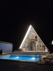 Bazén v ubytování A frame House nebo v jeho okolí