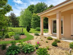 a garden in front of a house at Chambre a la campagne in Saint-Martin-de-Jussac +8 photos