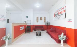 Posezení v ubytování RedDoorz at Najar Residences near NAIA Terminal