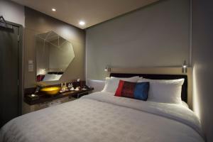 Ein Bett oder Betten in einem Zimmer der Unterkunft Hotel Clover 7