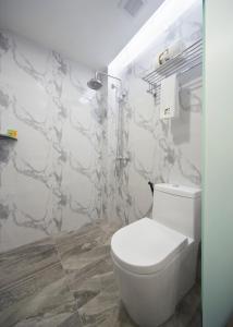 Ein Badezimmer in der Unterkunft Hotel Clover 7