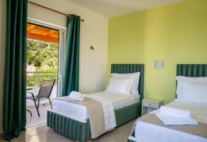 Posteľ alebo postele v izbe v ubytovaní Crystal Blue Hotel, Barbati