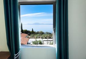 Balkón alebo terasa v ubytovaní Crystal Blue Hotel, Barbati