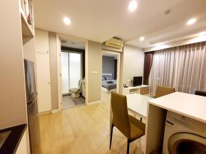 a kitchen and living room with a table and chairs at Chic 1BR near WON Beach Bangsaen in Ban Bang Saen (1)
