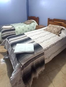 2 posti letto in camera con asciugamani di Mama Blanca Red Hotelera a Camargo