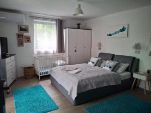 una camera con letto, divano e finestra di Kékbazalt Vendégház a Badacsonytomaj