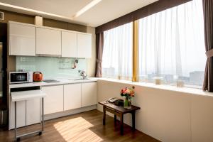 Gloucester Hotel Incheon的厨房或小厨房