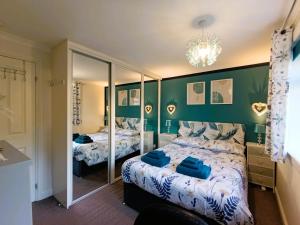 Ένα ή περισσότερα κρεβάτια σε δωμάτιο στο Double Room in Riverside Apartment - C