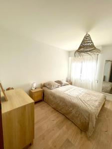 En eller flere senge i et værelse på De la pinède a la plage vue mer