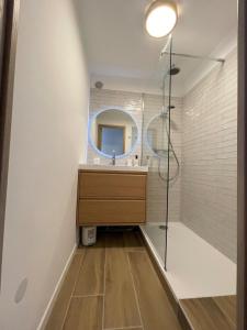 Et badeværelse på De la pinède a la plage vue mer