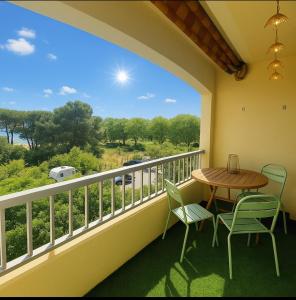 En balkon eller terrasse på De la pinède a la plage vue mer