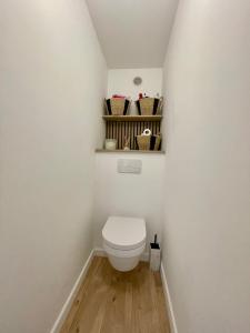 Et badeværelse på De la pinède a la plage vue mer + 8 billeder