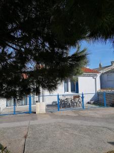 Το κτήριο όπου στεγάζεται  η παραθεριστική κατοικία