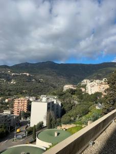 Nespecifikovaný výhled na hory nebo výhled na hory při pohledu z apartmánu