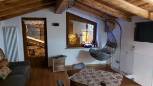 un soggiorno con un divano e un tavolo di CAV MES VALLEES La Thuile a La Thuile