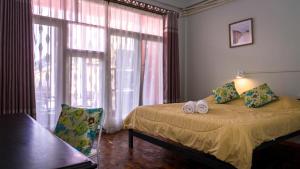 1 dormitorio con 1 cama con 2 toallas en OYO 75472 GOTUM Hostel 2 & Money Exchange, en Phuket
