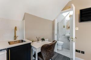 Ένα μπάνιο στο Charming Studio in Excellent Location 10