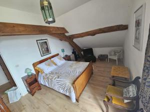 Postel nebo postele na pokoji v ubytování L'Imprévu - Maison de vigneron à deux pas de Vézelay