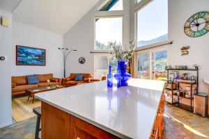Zona d'estar a Inviting Lake Sutherland Home Kayaks and View!