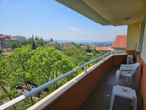 Un balcón con 2 sillas y vistas. en Paralax Hotel, en Varna