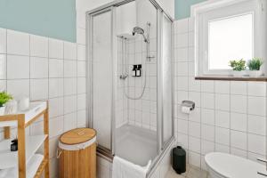 Ένα μπάνιο στο Fewo 7Home Apartment zentrumsnah NEU +13 φωτογραφίες