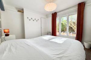 Postel nebo postele na pokoji v ubytování Spacieuse maison rénovée avec goût - Tout à pied + 43 fotografií