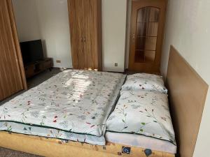 ZloniceApartmán s venkovním bazénem Zlonice的一张大床,位于带盒子的房间