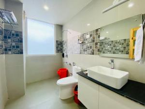 Kopalnica v nastanitvi Vista Resort - Centrally Heated & Air Cooled Near Mall road Manali