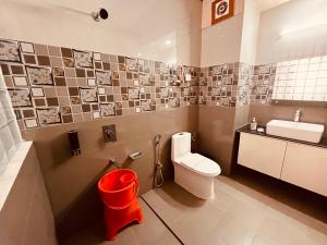 Kopalnica v nastanitvi Vista Resort - Centrally Heated & Air Cooled Near Mall road Manali