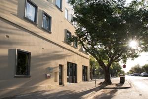 un árbol en una acera al lado de un edificio en Lily Sands Inn, en Melbourne