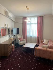 TV a/nebo společenská místnost v ubytování Hotel Topkapı