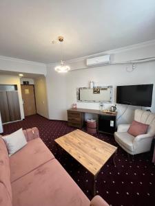 TV a/nebo společenská místnost v ubytování Hotel Topkapı