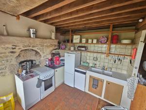 Kuchyň nebo kuchyňský kout v ubytování L'Imprévu - Maison de vigneron à deux pas de Vézelay