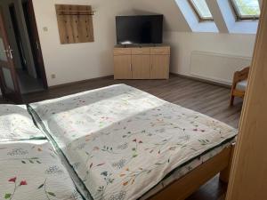 Podkrovní apartmán se společným bazénem客房内的一张或多张床位