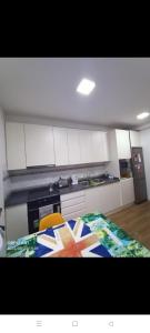 维辛达里奥Habitación Privada May con balcon的厨房中间设有桌子