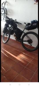在Habitación Privada May con balcon内部或周边骑自行车