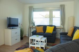 a living room with a couch and a tv at Ferienhaus Mittendrin zwischen Altstadt und Natur in Celle in Celle