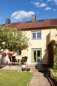 a house with chairs in the yard at Ferienhaus Mittendrin zwischen Altstadt und Natur in Celle in Celle