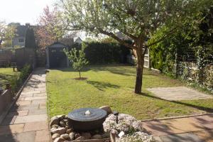 a yard with a tree and a tire in the grass at Ferienhaus Mittendrin zwischen Altstadt und Natur in Celle in Celle +32 photos