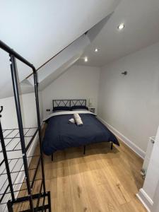 カーディフにあるCosy 2 Bed Cardiff Bay Retreat!のベッドルーム1室(ベッド1台付)、階段