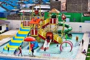 Bazén v ubytování Ivory Park Hotel - Safari Waterworld nebo v jeho okolí